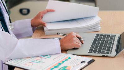 Pas de pause estivale pour la nouvelle nomenclature : les médecins auront des devoirs de vacances