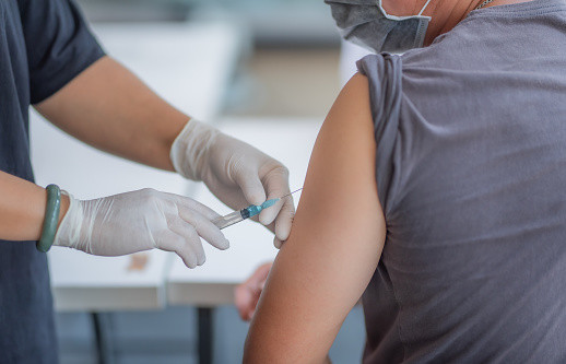 COVID-19: Ziekenhuispersoneel met verhoogd risico op coronabesmetting eerst aan de beurt voor vaccin
